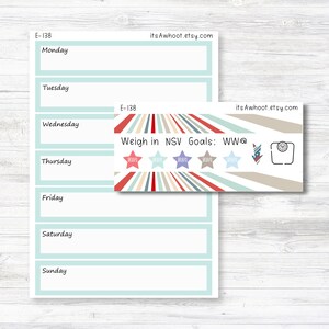 Pode incluir: Um planejador semanal imprim&iacute;vel com um fundo azul claro e uma faixa colorida que diz "Weigh in NSV Goals: WW@" com um &iacute;cone de escala. A faixa tem listras vermelhas, brancas e azuis com estrelas.