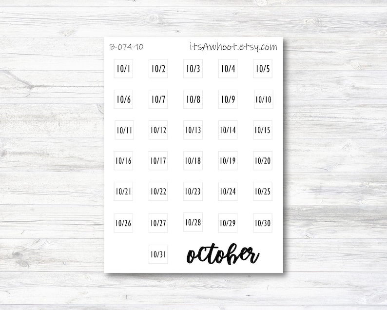 Pu&ograve; includere: Un foglio di carta adesiva bianca con 31 quadrati bianchi vuoti, ognuno con un numero nero che rappresenta un giorno del mese. I numeri sono disposti in una griglia. Il mese di ottobre &egrave; scritto in corsivo nero nella parte inferiore del foglio.