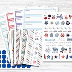 Pode incluir: Um conjunto de adesivos imprim&iacute;veis para planejadores com tema de julho. Os adesivos apresentam cores vermelho, branco e azul, estrelas, fogos de artif&iacute;cio e as palavras "Julho", "Tradi&ccedil;&atilde;o", "Ver&atilde;o americano", "Bons tempos", "Divers&atilde;o" e "4 de julho".