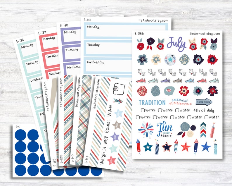 Pode incluir: Um conjunto de adesivos imprim&iacute;veis para planejadores com tema de julho. Os adesivos apresentam cores vermelho, branco e azul, estrelas, fogos de artif&iacute;cio e as palavras "Julho", "Tradi&ccedil;&atilde;o", "Ver&atilde;o americano", "Bons tempos", "Divers&atilde;o" e "4 de julho".