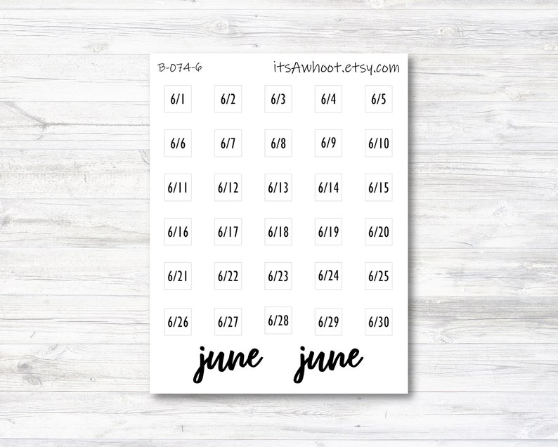 Puede incluir: Una hoja de pegatinas blanca con un dise&ntilde;o de calendario para junio. Cada d&iacute;a est&aacute; en un peque&ntilde;o cuadrado, con la fecha en negro. La palabra "junio" est&aacute; escrita dos veces en cursiva en la parte inferior. El nombre de la tienda Etsy est&aacute; en la parte superior.