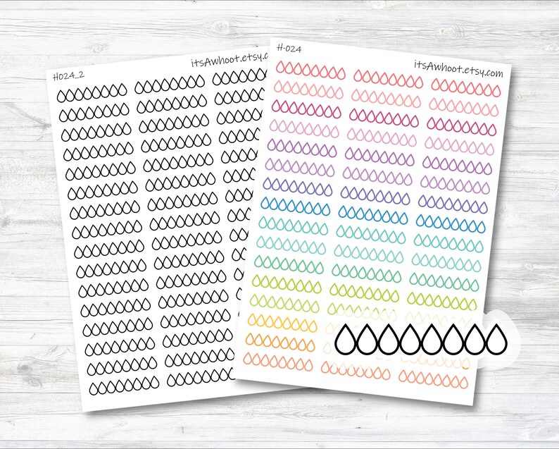 K&ouml;nnte beinhalten: Eine Blatt mit bunten Regentropfen-Aufklebern mit schwarzem Umriss. Die Aufkleber sind in Reihen und Spalten angeordnet. Die Farben der Aufkleber umfassen Rot, Rosa, Lila, Blau, Gr&uuml;n, Gelb und Orange. Die Aufkleber sind perfekt, um Planern, Tageb&uuml;chern und anderen Papierarbeiten eine Prise Verspieltheit zu verleihen.