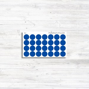 Pode incluir: Uma folha de 34 adesivos circulares azuis. Os adesivos est&atilde;o dispostos em uma grade. A folha &eacute; branca com o texto "itsAwhoot.etsy.com" e "3/4" impresso nela.