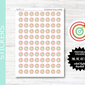 Può includere: Foglio di adesivi con un motivo ripetuto di cerchi concentrici rossi, verdi e blu. Il foglio include il testo "PRINT & CUT STICKERS" e "PRINTABLE STICKERS". Disponibile come PNG, PDF e file di taglio, con download digitale immediato.