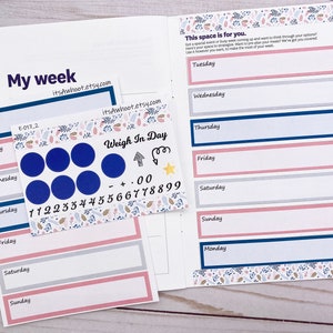 Pode incluir: Uma p&aacute;gina de planejador imprim&iacute;vel com um layout semanal. A p&aacute;gina &eacute; decorada com um padr&atilde;o floral em tons de azul, rosa e dourado. A p&aacute;gina inclui uma se&ccedil;&atilde;o para "Minha semana" e uma se&ccedil;&atilde;o separada para "Dia de pesagem" com um rastreador para perda de peso. O rastreador inclui uma se&ccedil;&atilde;o para registrar o peso, uma se&ccedil;&atilde;o para registrar a perda de peso e uma se&ccedil;&atilde;o para registrar o ganho de peso.