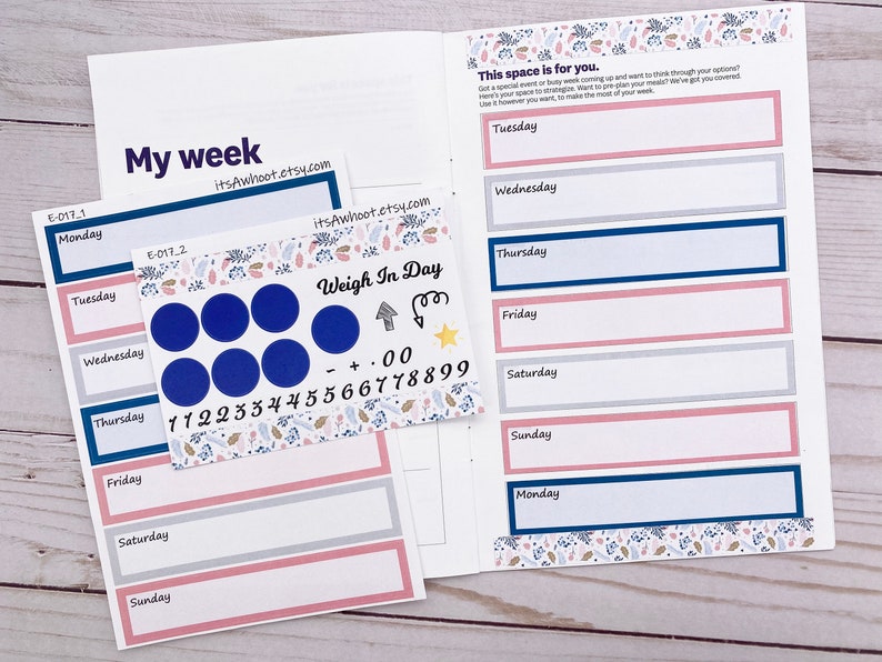 Pode incluir: Uma p&aacute;gina de planejador imprim&iacute;vel com um layout semanal. A p&aacute;gina &eacute; decorada com um padr&atilde;o floral em tons de azul, rosa e dourado. A p&aacute;gina inclui uma se&ccedil;&atilde;o para "Minha semana" e uma se&ccedil;&atilde;o separada para "Dia de pesagem" com um rastreador para perda de peso. O rastreador inclui uma se&ccedil;&atilde;o para registrar o peso, uma se&ccedil;&atilde;o para registrar a perda de peso e uma se&ccedil;&atilde;o para registrar o ganho de peso.