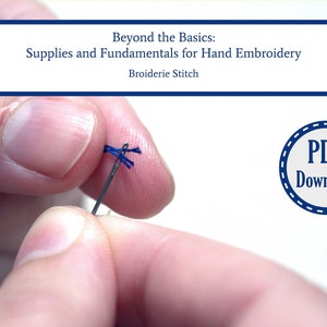 Peut inclure: Gros plan sur une main tenant une aiguille et du fil, montrant un point de broderie de base. Le texte "Beyond the Basics: Supplies and Fundamentals for Hand Embroidery Broiderie Stitch" est affiché au-dessus de l'image. Un cercle bleu avec le texte "PDF Download" est dans le coin inférieur droit.