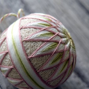 Allium Temari, boule Temari traditionnelle japonaise, ornement Temari japonais à motif Kiku, boule Temari neutre douce, boule Temari rose poussiéreuse