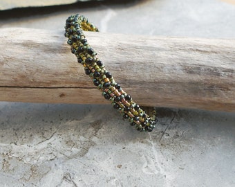 Bracelet with Black Onyx Gemstones and Miyuki Beads in a Green and Black Palette, Vintage Style, 14kt Gold-plated Magnetic Clasp