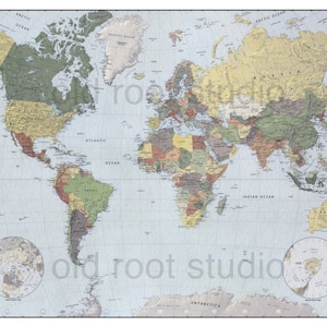 Puede incluir: Un mapa del mundo detallado con un estilo vintage. El mapa presenta una paleta de colores apagados con tonos de verde, marrón y amarillo, destacando continentes y países. Los océanos están etiquetados, e incluye proyecciones polares y una leyenda.