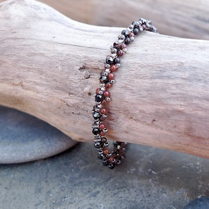 Bracelet tissé à la main avec des pierres précieuses de spinelle noir, du jaspe rouge foncé et des perles Miyuki japonaises / Argent sterling / Style vintage / Art déco
