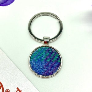Porte-clés circulaire Harris Tweed® à carreaux violets, bleus et verts | Porte-clés en tweed écossais | Cadeau écossais porte-clés écossais | Cadeaux tartan