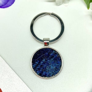 Porte-clés circulaire Harris Tweed® à carreaux bleu marine | Porte-clés en tweed écossais | Cadeau écossais porte-clés écossais | Cadeaux tartan