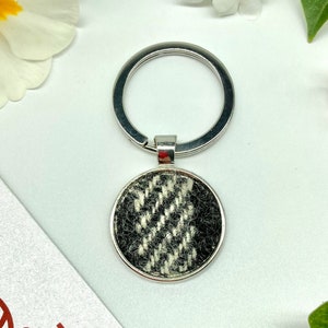 Porte-clés circulaire Harris Tweed® à carreaux noirs et blancs | Porte-clés crème en tweed écossais | Cadeau écossais porte-clés écossais | Cadeaux tartan