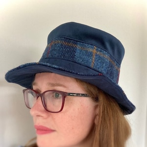 Harris Tweed® in marineblauw geruit en marineblauwe fluwelen hoed | Hoge hoedstijl van Schotse tweed | Hoed van tweed en fluweel met rand voor dames