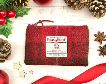 Könnte beinhalten: Eine rote und grüne Tweed-Zipper-Tasche mit einem Etikett mit der Aufschrift "HAND WOVEN CLOTH Harris Tweed® HARRIS TWEED OUTER HEBRIDES OF SCOTLAND 100% PURE NEW WOOL".