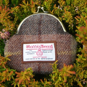 Clip-Geldbörse aus schottischem Harris Tweed® in Braun und Grün kariert | Kiss Lock Geldbörse aus schottischem Tweed | Kleine Geldbörse mit Kussverschluss