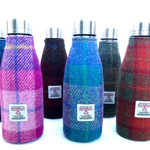 ハリスツイード® & ステンレススチール断熱ウォーターボトル 500ml | チェック柄スリーブエコボトル | コーラスタイルのトラベルクラスプ | チリーサーモス