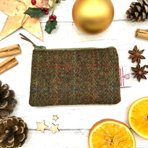 Scottish Harris Tweed® sac à main de pièces zippée dans le contrôle d’olive moucheté avec l’étiquette de couture . Sac à main en tweed écossais zipper Cadeau écossais