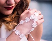 Wedding Gloves,Wedding Lace Gloves,Bridal Gloves,Wedding Gloves Fingerless,Floral Wedding Gloves,Bridal Lace Gloves,Short Wedding Gloves