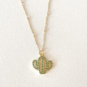 Dainty Saguaro cactus necklace, green crystal pendant necklace, bridesmaid gift, minimalist pendant necklace, minimalist style, southwestern bild 4