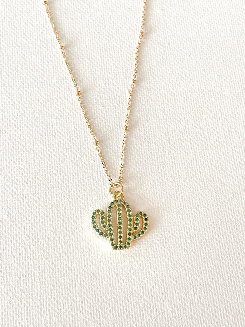 Dainty Saguaro cactus necklace, green crystal pendant necklace, bridesmaid gift, minimalist pendant necklace, minimalist style, southwestern bild 4