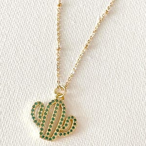 Dainty Saguaro cactus necklace, green crystal pendant necklace, bridesmaid gift, minimalist pendant necklace, minimalist style, southwestern bild 2