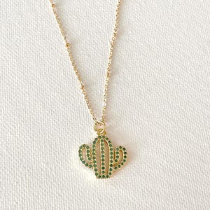 Dainty Saguaro cactus necklace, green crystal pendant necklace, bridesmaid gift, minimalist pendant necklace, minimalist style, southwestern bild 3