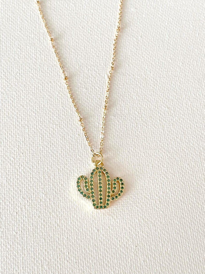 Dainty Saguaro cactus necklace, green crystal pendant necklace, bridesmaid gift, minimalist pendant necklace, minimalist style, southwestern bild 3