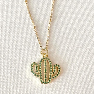 Dainty Saguaro cactus necklace, green crystal pendant necklace, bridesmaid gift, minimalist pendant necklace, minimalist style, southwestern bild 1