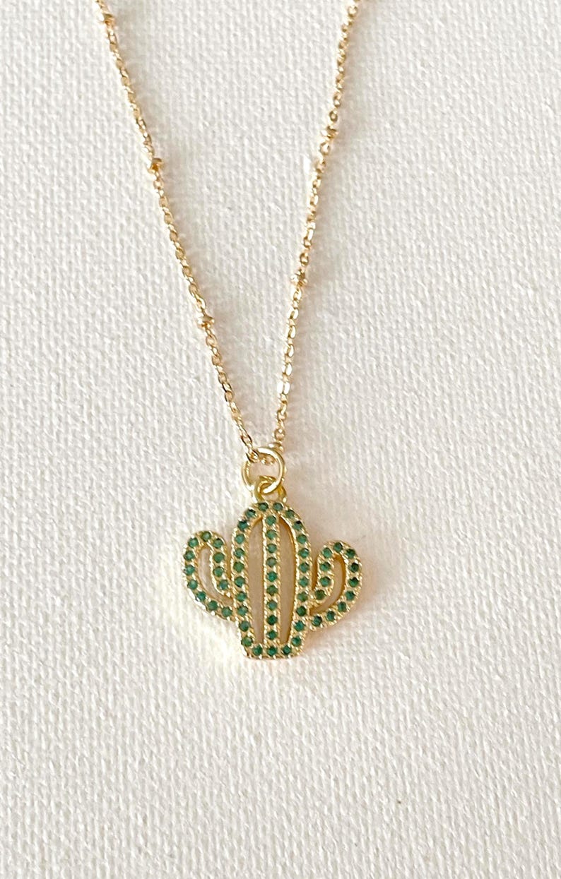 Dainty Saguaro cactus necklace, green crystal pendant necklace, bridesmaid gift, minimalist pendant necklace, minimalist style, southwestern bild 1