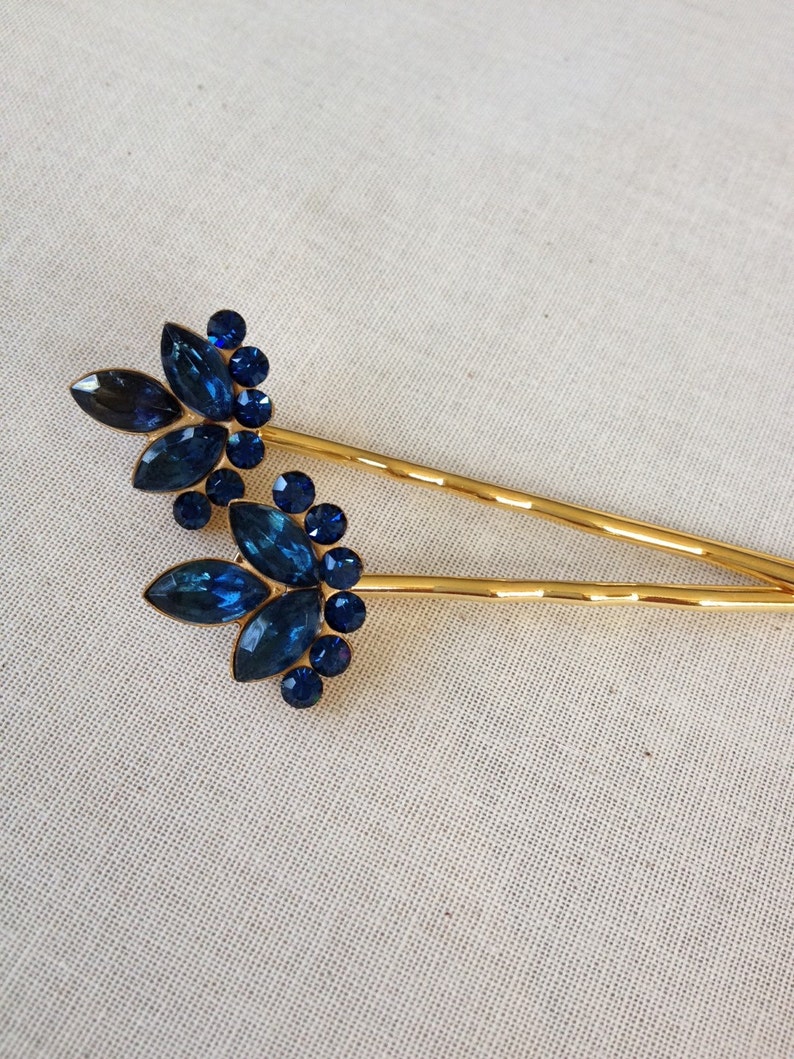 2 hair pins