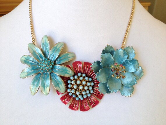Flower statement necklace deals