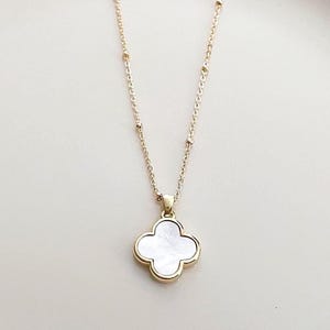 Mother of pearl clover dainty pendant necklace, bridesmaid gift, minimalist pendant necklace, pearl, mother of pearl quatrefoil necklace