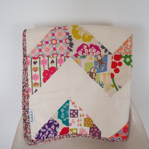 Hand gequilt baby quilt door Lukku