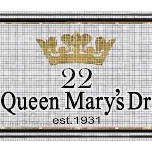 以下が含まれることがあります： 金色の王冠と「22 Queen Mary's Dr. est. 1931」の文字が入ったモザイクタイルの家の番号看板。看板は黒と金の縁取りと白い背景です。