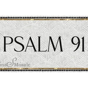 Puede incluir: Un azulejo de mosaico blanco con borde negro y ribete dorado. El azulejo presenta las palabras "PSALM 91" en letras negras.
