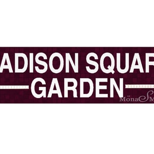 Könnte beinhalten: Ein mahagonifarbenes Schild mit weißem Text, auf dem "MADISON SQUARE GARDEN" steht, mit einem weißen Pfeil, der nach rechts zeigt. Das Schild hat einen weißen Rand und ein kleines weißes Logo mit der Aufschrift "Mona Mosaic" in der unteren rechten Ecke.