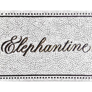 Peut inclure: Tapis de porte rectangulaire avec un motif de mosaïque. Le tapis présente une bordure noire et un motif de carreaux blancs et noirs. Le mot "Elephantine" est écrit en script élégant au centre du tapis.