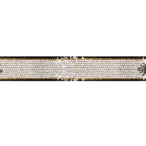 Könnte beinhalten: Eine weiße Mosaikfliesenbordüre mit schwarzem und goldenem Rand. Zwei stilisierte Bienen sind auf der Bordüre abgebildet.