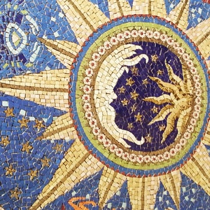 Może przedstawiać: Mozaika z płytek ceramicznych przedstawiająca słońce z promieniami i sierp księżyca z gwiazdami na niebieskim tle.