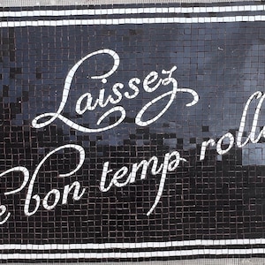 Mozaïekingang &quot;Laissez le bon temp roller&quot; belettering in mozaïek vintage lettertype, mozaïek op maat geschreven, aangepaste mozaïekvloerinstallatie