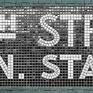 Bordüre hinzugefügt Handgefertigte Fliese New York Subway Style 34th Street Penn Station Mosaik mit Bordüre Detail