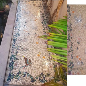 Mozaïektegelpad met vogels en bloemrijke rand voor installatie in vloer of muur. Op maat gemaakt mozaïekvloer- of wandpatroon met mozaïekduiven