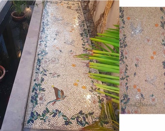 Mosaikfliese mit Vögeln und Blumenrand für die Installation im Boden oder an der Wand. Benutzerdefiniertes Mosaik-Boden- oder Wandmuster mit Mosaik-Tauben