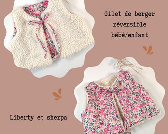 Gilet de berger bébé fille, gilet sans manche, gilet réversible, fausse fourrure sherpa, liberty lin caramel, cadeau de naissance, 6 mois