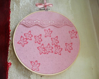 Cadre de broderie avec sérigraphie à la main fleurs de cerisier imprimées à la main