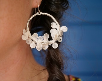 Boucles d'oreilles pétales en papier faites main : cercles argentés botaniques pour une élégance rustique et florale