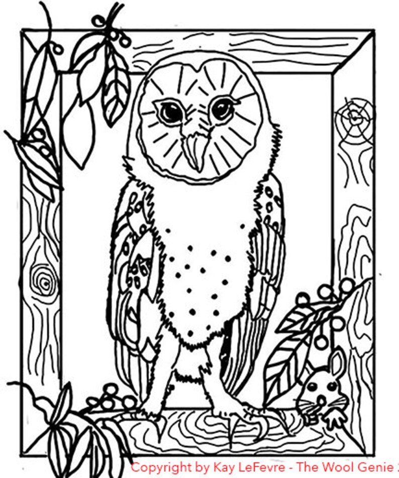 Puede incluir: Dibujo lineal en blanco y negro de un b&uacute;ho dentro de un marco de madera, con hojas y bayas en las esquinas. El b&uacute;ho tiene una cara en forma de coraz&oacute;n, ojos grandes y un pecho punteado. Un peque&ntilde;o rat&oacute;n es visible en la parte inferior derecha.