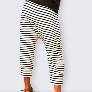 Pantalon Capri rayé noir et blanc en jersey, pantalon rayé, pantalon à rayures, pantalon 3/4, pantalon de yoga, pantalon d'été image 3